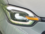 【LEDヘッドライト】悪天候や夜間走行時も良好な視界を確保し安心して運転できる高輝度LEDヘッドライトを装備!点灯速度が早く、消費電力も抑えられています。