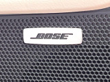 【BOSEサウンドシステム】メーカーオプションの高品位サウンドシステムを搭載。専用のチューニングが施された大小様々なスピーカーから良質なサウンドが奏でられ、臨場感あふれる音響空間を演出します。