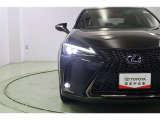 L字型クリアランスランプが華やかな三眼式ヘッドライトはLED。汚れや積雪を取り除いてくれるヘッドライトウォッシャー付です。オートライト、オートハイビームも搭載。面倒なヘッドライトの切替えは不要です。