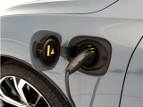 専用コードを接続するだけで簡単に充電が行えます。プラグインハイブリッドモデルRecharge T6 AWD PHEVは、走行中の充電のほか、自宅などに設置された充電機器からの充電が可能です。