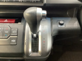 CVT車のセレクトレバーです。低速から高速まで、変速ショックのないスムーズな走りを実現するとともに、エンジン効率のよい領域を維持することで燃費にも貢献します。