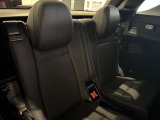 メルセデスのシートは少し硬めになっております。長時間の運転の際、適度な反発があることでお尻や腰の負担を減らす効果が御座います。