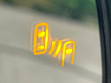 【ブラインドスポットモニター】走行中、ドアミラーの死角になりやすい箇所に後続車が接近するとサイドミラーのレンズに警告を表示!ドライバーに注意喚起をしてくれます。