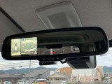 自動防眩ルームミラーで夜間のまぶしさを軽減してくれます。アラウンドビューモニターが映ります。