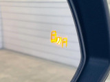 【ブラインドスポットモニター】走行中、ドアミラーの死角になりやすい箇所に後続車が接近するとサイドミラーのレンズに警告を表示!ドライバーに注意喚起をしてくれます。