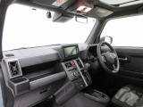ダイハツのお店では、ダイハツ車を知り尽くしたプロフェッショナルが、専用の診断機器を使って各システムを点検しております。