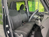 運転席まわりには十分なスペースがあり、大柄な方でもゆったり運転していただける環境です。