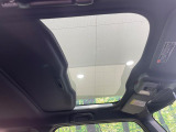【ガラスルーフ】ガラスルーフ搭載で車内の解放感が一気にアップ!開放的なドライブをお楽しみいただけます。