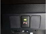 コーナーセンサーを車の前後に装備。障害物までの距離に応じて警告音を変えてお知らせ。縦列駐車時や駐車場・車庫などでの取り回しをサポートします。詳細は販売店スタッフまでおたずねください。