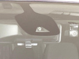 【エマージェンシーブレーキ】走行中に前方の車両等を認識し、衝突しそうな時は警報とブレーキで衝突回避と被害軽減をアシスト。より安全にドライブをお楽しみいただけます。