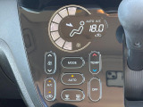 【オートエアコン】一度お好みの温度に設定すれば、車内の温度を検知し風量や温度を自動で調整。暑い&hellip;寒い&hellip;と何度もスイッチ操作をする必要はありません。快適な車内空間には必須の機能ですね♪