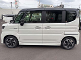 乗り降りのイメージが湧く左側面。ドア面の通りやスライド有無、小キズの出やすい部分も確認◎。
