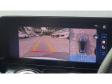 【360度カメラシステム】リバースと連動し、車両後方の映像をディスプレィに表示歪みの少ないカメラにより鮮明な画像で後退の運転操作をサポートします。