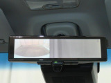 スマートインナーミラー/バックカメラです。後方のカメラ映像をミラーに表示することで車内にいながら安全確認が行えます。