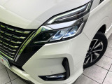【LEDヘッドライト】悪天候や夜間走行時も良好な視界を確保し安心して運転できる高輝度LEDヘッドライトを装備!点灯速度が早く、消費電力も抑えられています。