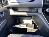 【グローブボックス】大容量のグローブボックスです!!車検証ケース他、日頃使う小物類の収納スペースもたくさんあります!
