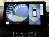 パノラミックビューモニター付きです。車両を上から見たような映像をディスプレイオーディオ画面に表示。運転席からの目視だけでは見にくい、車両周辺の状況をリアルタイムでしっかり確認できます。