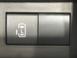 【パワースライドドア】スマートキーや運転席のスイッチでスライドドアの開閉が可能♪電動だから力を入れてドアを開ける必要が無く、小さいお子様でも、重い荷物を持っている時もラクに開け閉めできます♪