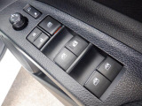パワーウィンドウは運転席のスイッチのみオート機能も装備!お子様が一緒の時も安心のウィンドウロック付き♪更にドアミラーは電動式の角度調整&格納機能付きなので狭い所で大活躍!