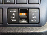 運転席からも操作できる両側パワースライドドア付きです。