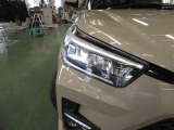 ハロゲンランプより2倍以上明るくロングライフのLEDランプ装備で、ナイトドライブも安心です。