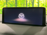 【10.25インチマツダコネクト】車内の雰囲気にマッチした大型ディスプレイ。スマホ接続でのナビ使用やBluetooth再生等、様々な機能が楽しめます。直感的なダイヤル操作が可能で、使い勝手も良好です。