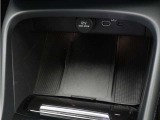 【ワイヤレス・スマートフォン・チャージ】対応機種のスマートフォンを、タッチスクリーン式センターディスプレイの下に置いておくだけで充電可能。すっきりと収納できて、使いたいときにはすぐに手に取れます。