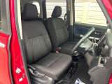 運転席まわりには十分なスペースがあり、大柄な方でもゆったり運転していただける環境です。