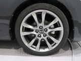 タイヤサイズは(225/45R19)でアルミホイールです。