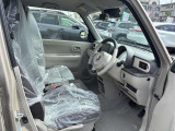 毎日過ごす運転席は要チェック。シートのへたり・擦れ、視界のイメージまで伝わる重要ポイント。