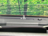 【ヘッドアップディスプレイ】現在の速度や走行情報をデジタル表示で運転席前方のガラスに投影!運転中、目線をずらさず必要な情報を確認できるのでとっても便利で安心!