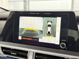 【バックガイドモニター】車両後方の映像をナビ画面に表示し、駐車などの後退操作をサポートします。