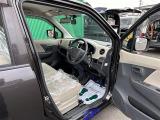 【運転席】座り心地が良いシートなので長時間の運転でも快適にお過ごしいただけます。新品のフロアマットのご注文も可能です。掲載箇所以外にご希望の写真がございましたらお気軽にお問い合わせ下さい。