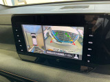 空から見たような映像で駐車ができるアラウンドビューモニター。ひと目でわかるセンサーに前後の衝突被害軽減ブレーキ付き。