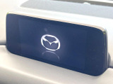 【マツダコネクトナビ】車内の雰囲気にマッチした一体型タイプのナビ。各種車輌設定やBluetooth再生等、様々な機能が楽しめます。直感的なダイヤル操作が可能で、使い勝手も良好です。