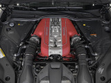 伝統の6.5L V12自然吸気エンジンをフロントミッドシップに搭載し、800cvのハイパワーを発生します。