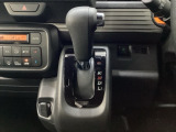 CVT車のセレクトレバーです。低速から高速まで、変速ショックのないスムーズな走りを実現するとともに、エンジン効率のよい領域を維持することで燃費にも貢献します。