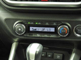 オートエアコンを装備しておりますので、四季を通じて車内を快適な温度に保つことが出来ます!高級感が有りますね!