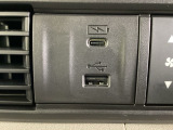 エアコン操作パネルの左側に、スマートフォンなどの充電可能なUSB端子と、音源などの外部入力の可能なUSB端子がついています。移動中に充電もできるので便利です。