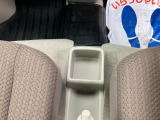 運転席と助手席の間には【センターコンソールトレー】があります。カードなどがぱっと取り出せて便利です。
