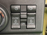 両側パワースライドドアウェルカムオープン機能 降車時にスイッチで予約しておけば、乗車時に電子カードキーを持ってクルマに近づくだけでパワースライドドアが自動でオープン♪