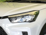 【LEDヘッドライト】悪天候や夜間走行時も良好な視界を確保し安心して運転できる高輝度LEDヘッドライトを装備!点灯速度が早く、消費電力も抑えられています。
