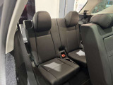 メルセデスのシートは少し硬めになっております。長時間の運転の際、適度な反発があることでお尻や腰の負担を減らす効果が御座います。