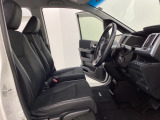 女性でも運転がしやすいように、シートの高さ調整機能(シートリフター)がついています。広い足元にゆったり座れるシートには肘掛も装備しており長距離の運転でも疲れにくいシートです。