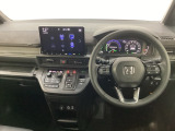 車内は光触媒抗菌消臭施工済です。スタイリッシュなデザインでスポーティなインパネ周りを演出します。グローブボックスやカップホルダーのほかにトレーなどたくさんの収納スペースが付いています。