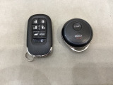 スマートキー付きですからドアロックの開閉およびエンジンスタートが楽々です。電動スライドドアの開け閉めもボタンで操作できます。加えて、純正リモコンエンジンスターター用の操作キーもついています。