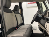 座面も厚みがあり背もたれも高く、広い足元にゆったり座れるシートです。運転席と助手席の間が空いている為、助手席側への移動がスムーズです。交通量の多い道でも助手席側から乗り降りができます。