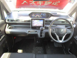 スポーティで実用的なインパネ。車速など情報を表示する【ヘッドアップディスプレイ】を搭載。