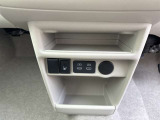 【シートヒーター】座席の内蔵ヒーターで身体を直接温める機能。エアコンより早く温まり、冬の車内でも即座に快適です。エンジンの温まりを待たずに済むため、寒い朝の始動直後に重宝される必須の快適装備です。