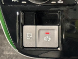 指先だけで簡単に操作が可能な電動パーキングブレーキを採用。「HOLD」スイッチを押すと、渋滞や信号待ちなどでブレーキペダルから足を離しても、ブレーキを保持するので安心です